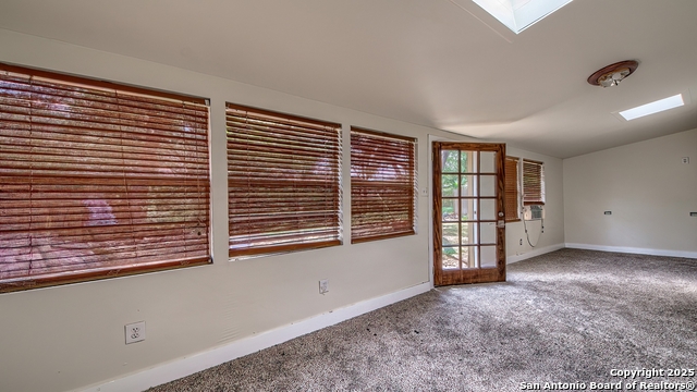 Listing photo id 25 for 4800 Rockford