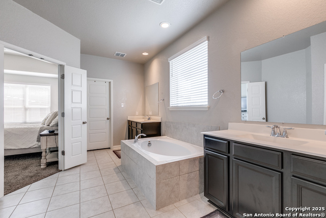 Listing photo id 14 for 2006 Artemis Path