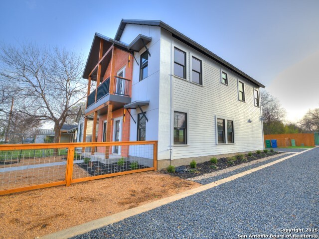 Listing photo id 1 for 1014 Cherry N