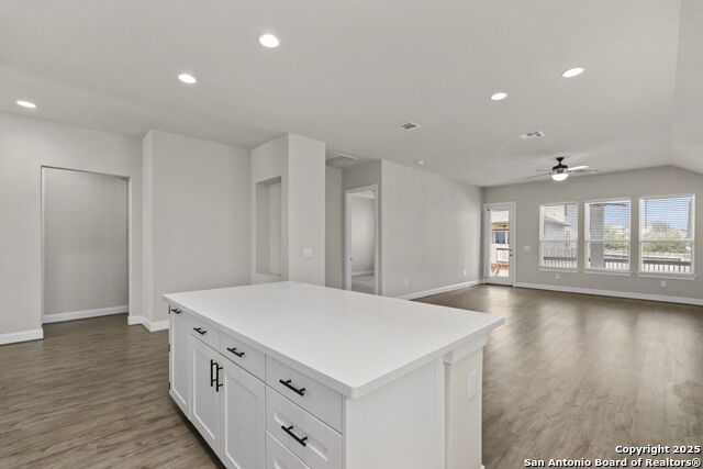 Listing photo id 11 for 6533 Crockett Cv