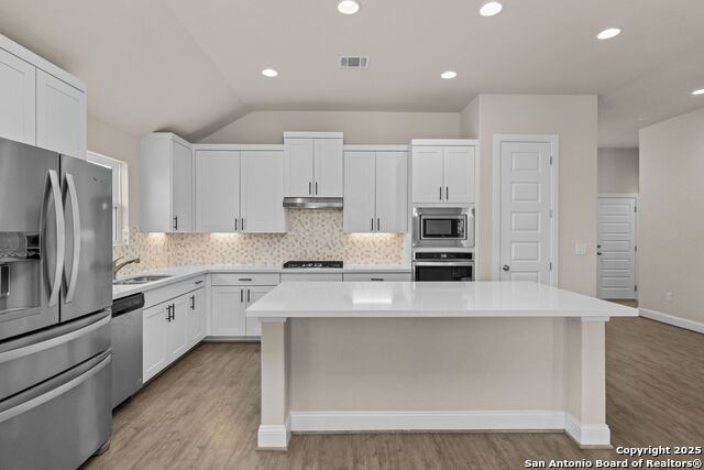 Listing photo id 12 for 6533 Crockett Cv