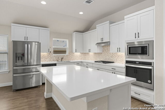 Listing photo id 13 for 6533 Crockett Cv