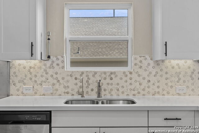 Listing photo id 15 for 6533 Crockett Cv