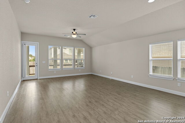 Listing photo id 4 for 6533 Crockett Cv