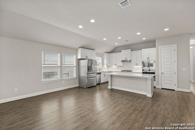 Listing photo id 7 for 6533 Crockett Cv