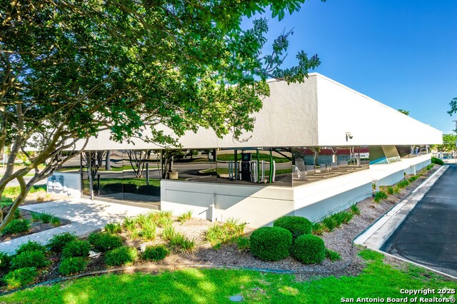 Listing photo id 2 for 8047 Midcrown
