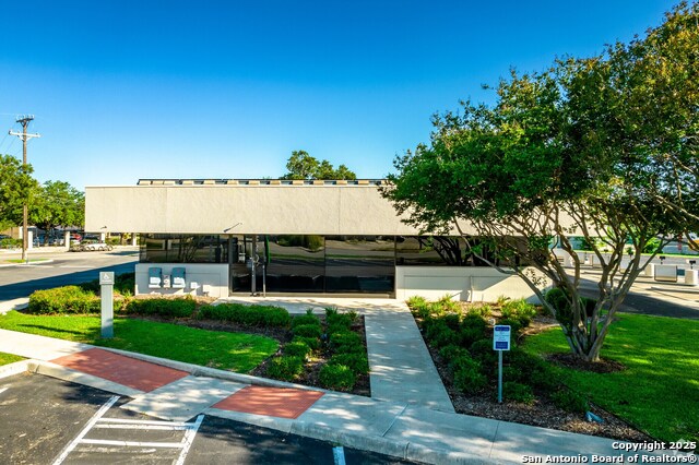 Listing photo id 3 for 8047 Midcrown