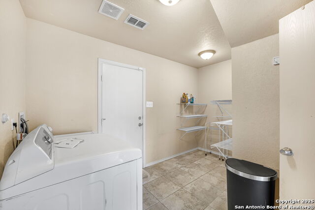 Listing photo id 11 for 9106 Sycamore