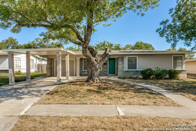 Image 2 of 31 For 415 Rampart E