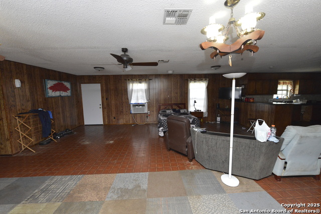 Listing photo id 13 for 633 Tolle