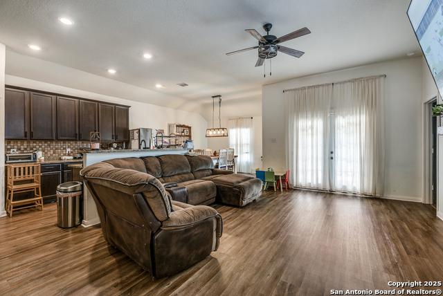 Listing photo id 3 for 6122 Underwood Way