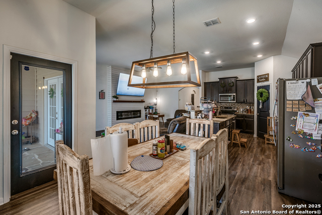 Listing photo id 5 for 6122 Underwood Way