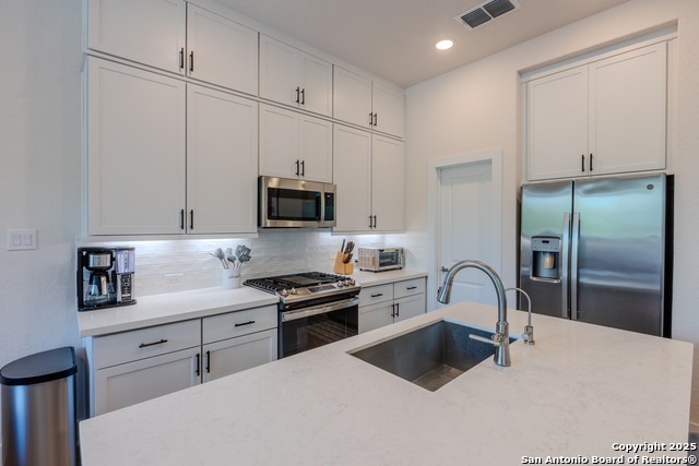 Image 9 of 31 For 8851 Oakland Rd #24