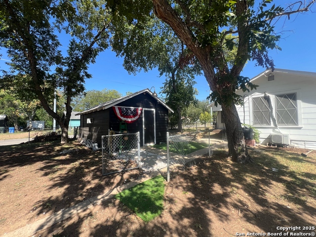 Image 16 of 17 For 1015 Zunker St