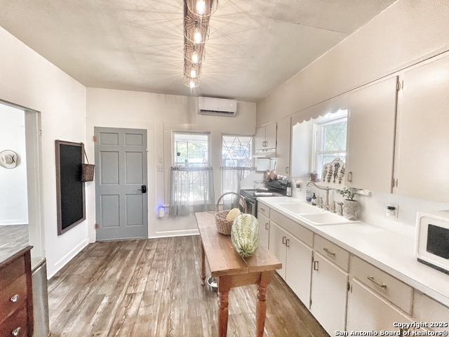 Image 2 of 17 For 1015 Zunker St