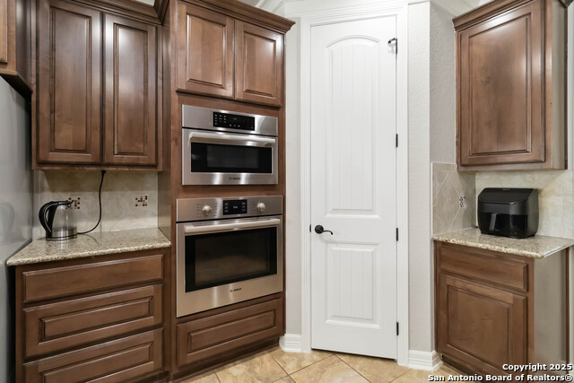 Listing photo id 12 for 1012 Rivers Peak