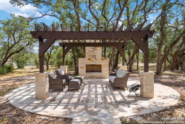 Listing photo id 31 for 1012 Rivers Peak