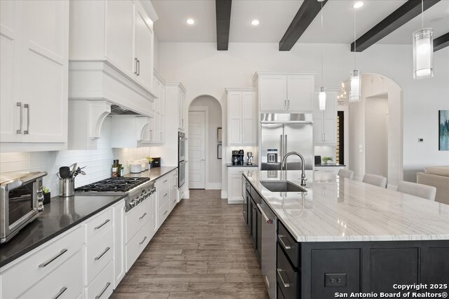 Listing photo id 12 for 643 Menger Springs