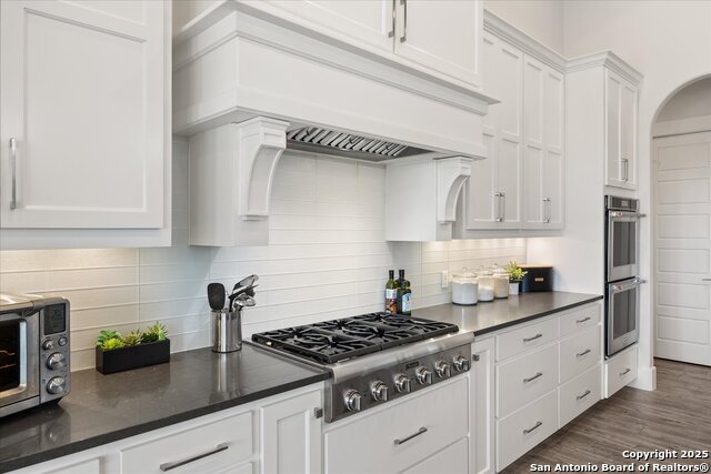 Listing photo id 13 for 643 Menger Springs