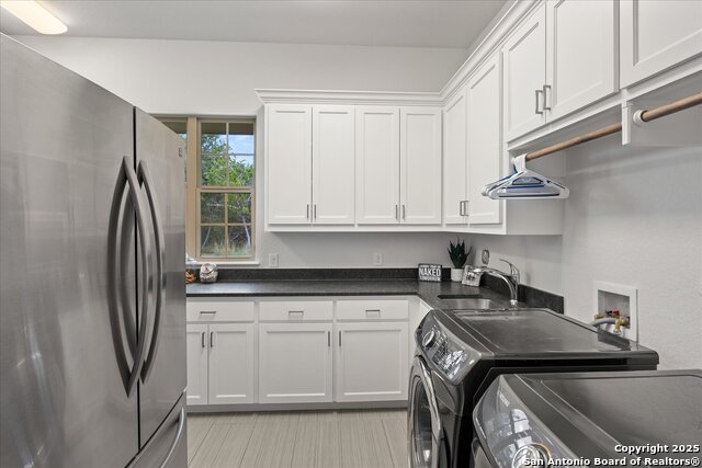 Listing photo id 29 for 643 Menger Springs