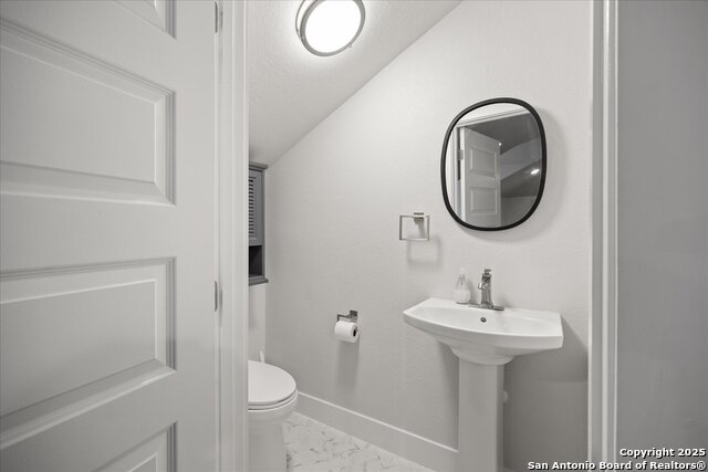 Listing photo id 32 for 643 Menger Springs