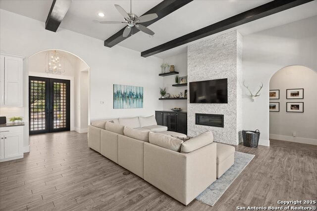 Listing photo id 5 for 643 Menger Springs