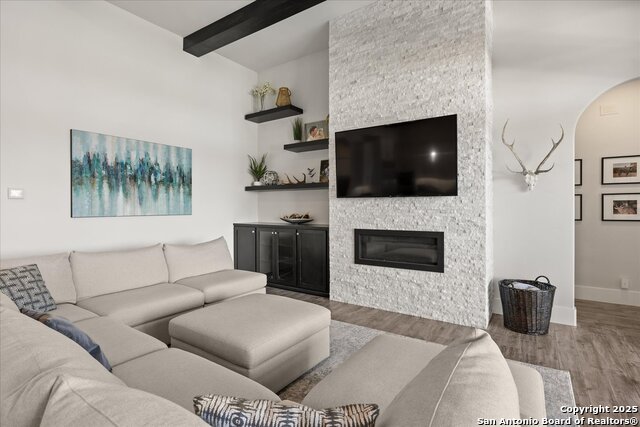 Listing photo id 6 for 643 Menger Springs