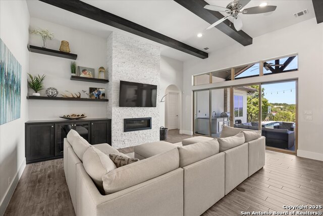 Listing photo id 7 for 643 Menger Springs