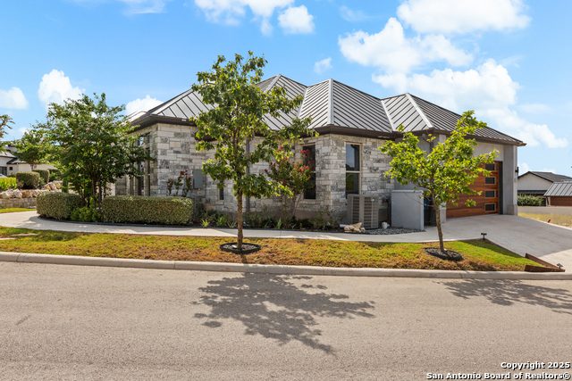 Listing photo id 1 for 6 Dominion Meadows