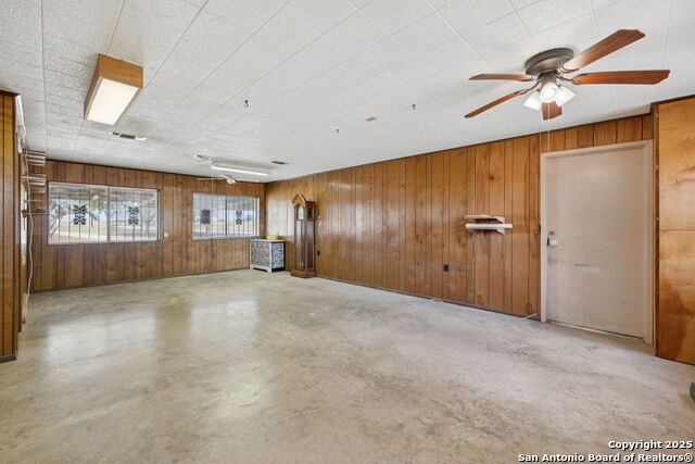 Listing photo id 10 for 8677 Kirkner Rd