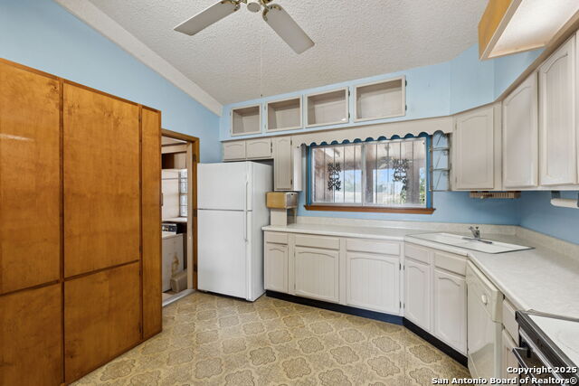 Listing photo id 11 for 8677 Kirkner Rd