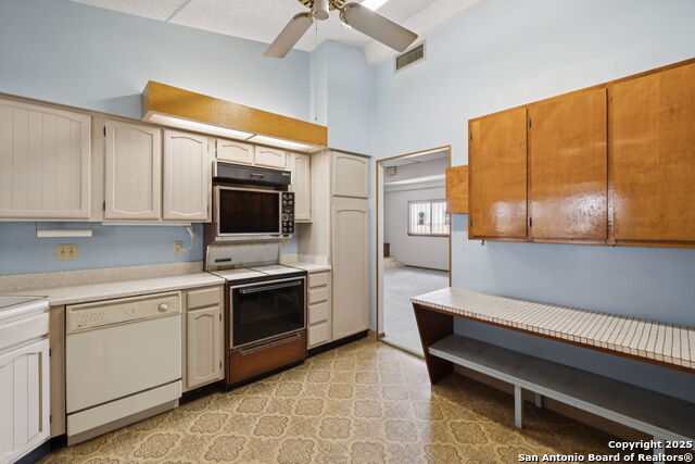 Listing photo id 12 for 8677 Kirkner Rd