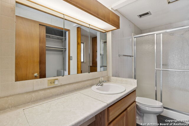 Listing photo id 13 for 8677 Kirkner Rd