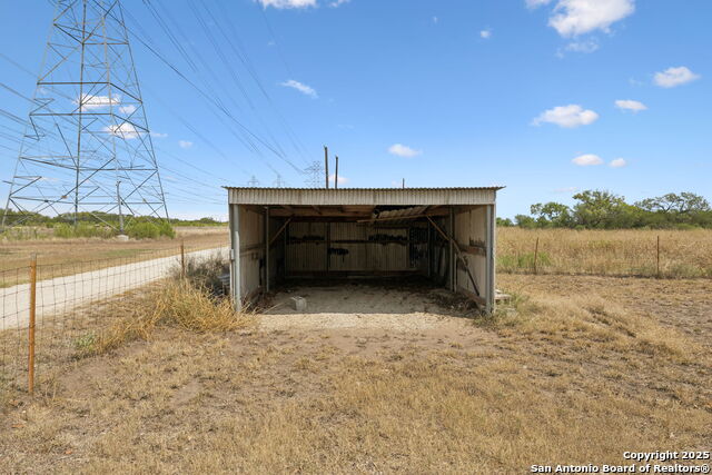 Listing photo id 29 for 8677 Kirkner Rd