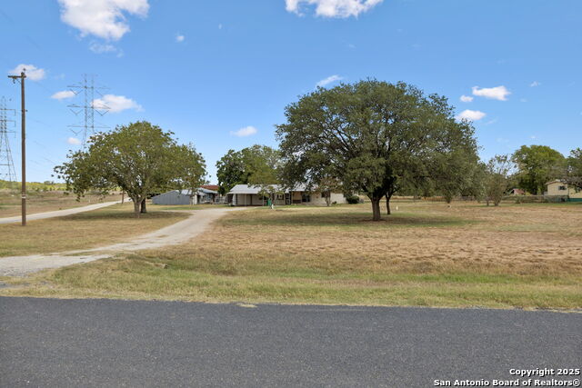 Listing photo id 5 for 8677 Kirkner Rd