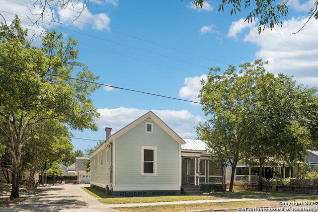 Listing photo id 0 for 122 Leopold