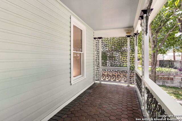 Listing photo id 1 for 122 Leopold