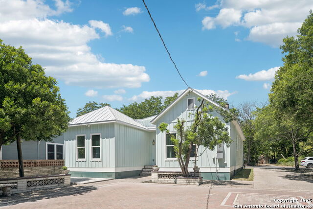 Listing photo id 33 for 122 Leopold