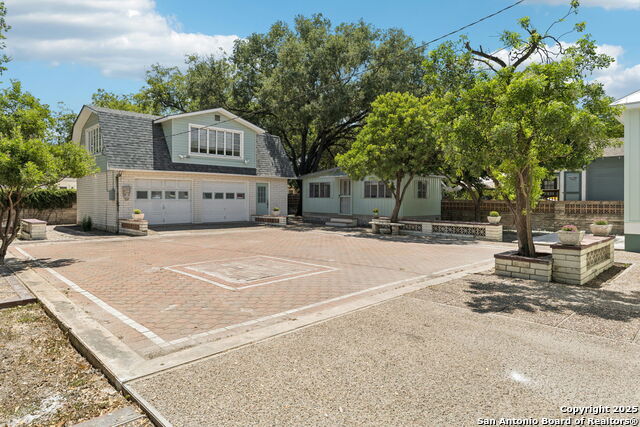 Listing photo id 35 for 122 Leopold