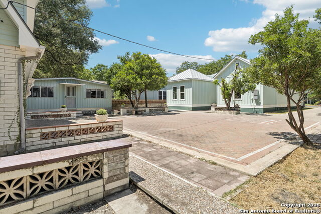 Listing photo id 37 for 122 Leopold