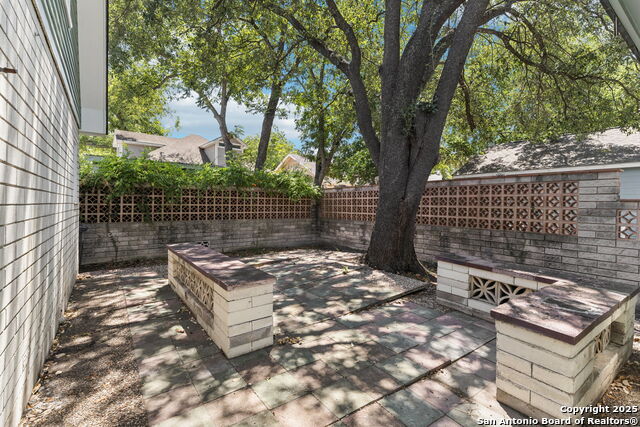 Listing photo id 39 for 122 Leopold