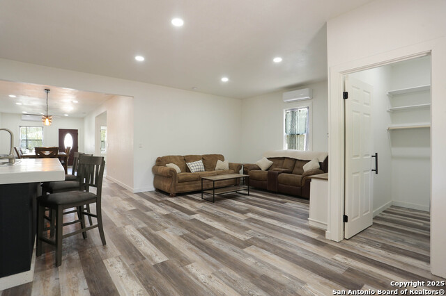 Image 15 of 26 For 562 Kendalia