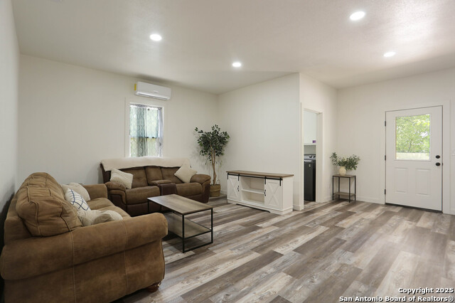 Image 5 of 26 For 562 Kendalia