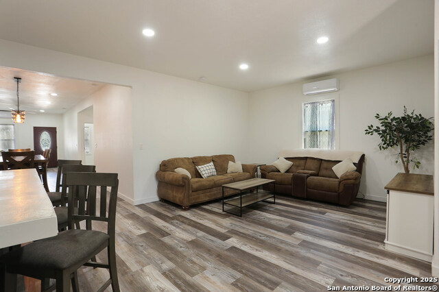 Image 8 of 26 For 562 Kendalia