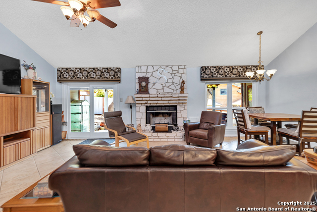 Listing photo id 4 for 15606 Bluff Springs