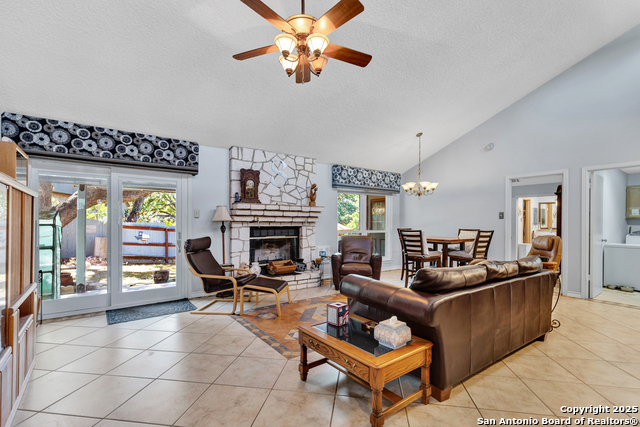 Listing photo id 5 for 15606 Bluff Springs