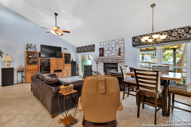 Listing photo id 6 for 15606 Bluff Springs