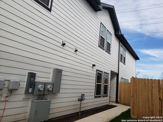 Listing photo id 0 for 112 Lavonne Villa 112