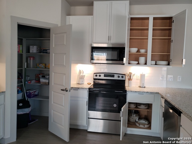 Listing photo id 4 for 112 Lavonne Villa 112