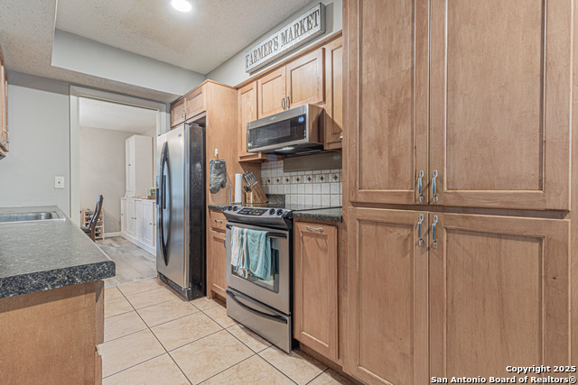 Image 11 of 44 For 6106 Vance Jackson  70